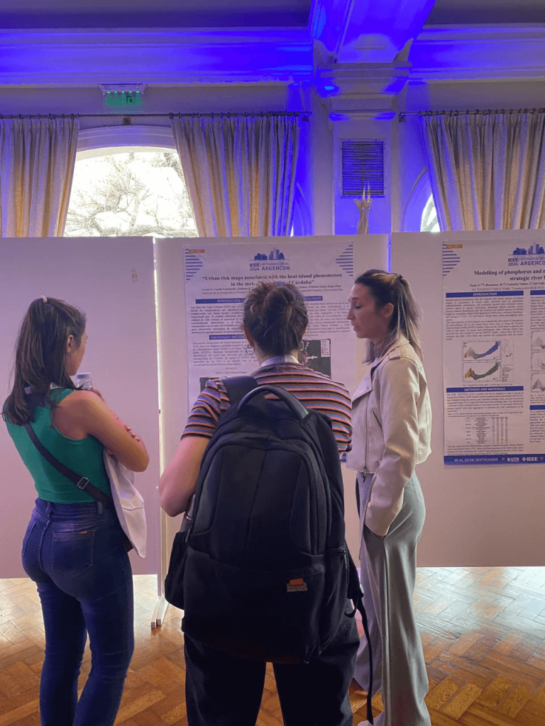 El equipo de investigación sobre islas de calor del Instituto de Investigación en Desarro-llo Sostenible (IDI-DS) participó en el IEEE ARGENCON, el Congreso Bienal pre-mium de la Sección Argentina del IEEE, presentando un póster sobre su más reciente trabajo.